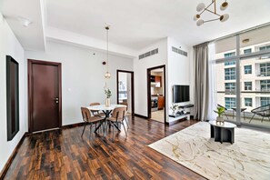 Classic-Apartment | Wohnbereich | 50-Zoll-Flachbildfernseher mit Kabelempfang