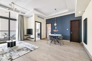 Departamento Deluxe | Área de sala de estar | Televisión de pantalla plana de 50 pulgadas con canales por cable