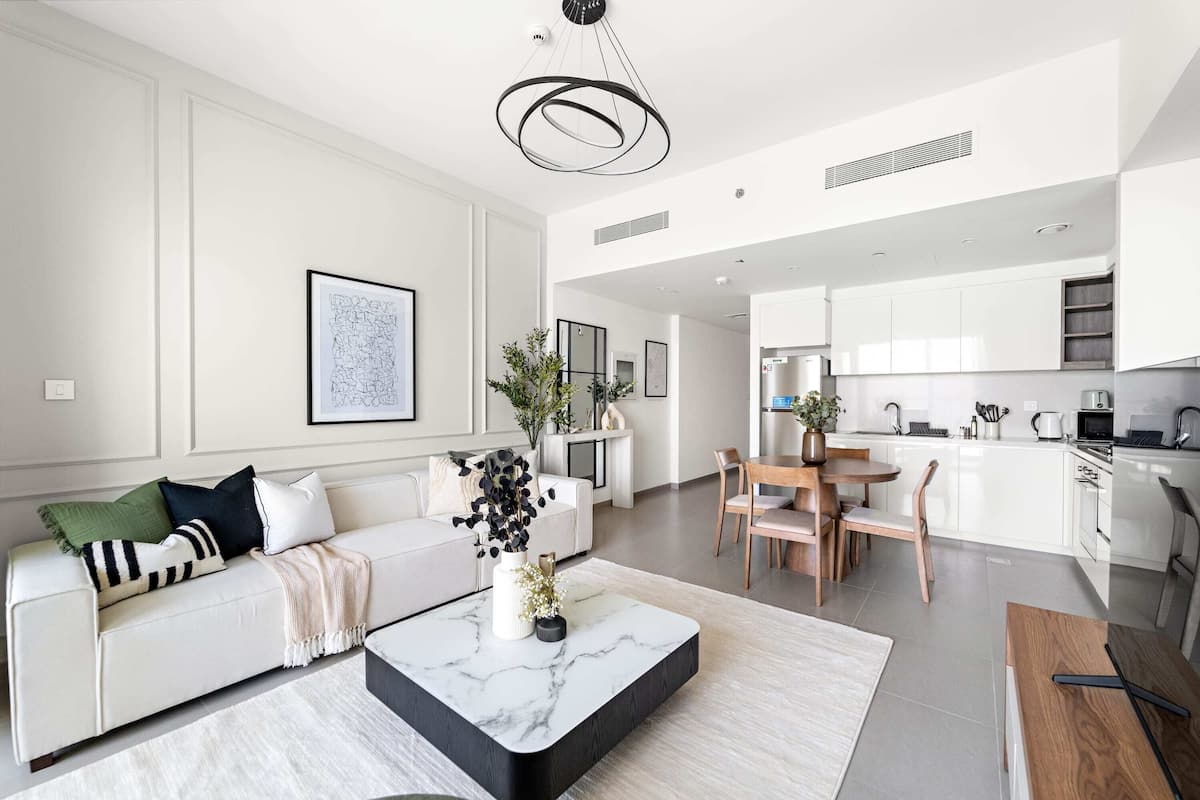 Apartamento sênior, 1 quarto, vista para a cidade | Área de estar | Smart TV 50 polegadas com canais digitais