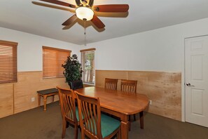 Dining - Pinon Lodge By Destination Big Bear: 5 En-Suite Bedrooms! Close to Snow Summit! (Big Bear Lake)