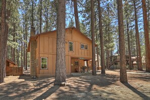 Exterior - Pinon Lodge By Destination Big Bear: 5 En-Suite Bedrooms! Close to Snow Summit! (Big Bear Lake)