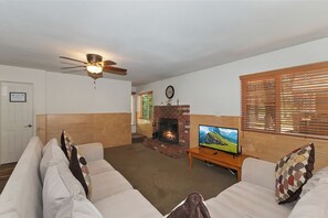 Télévision, cheminée