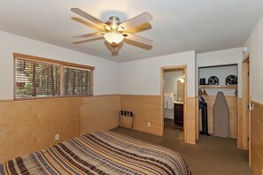 5 bedrooms, WiFi - Pinon Lodge By Destination Big Bear: 5 En-Suite Bedrooms! Close to Snow Summit! (Big Bear Lake)