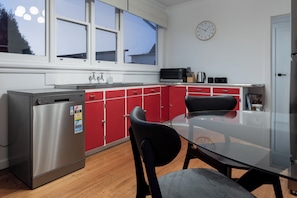 Dining - Charming Cottage Near the City with Parking (Launceston)