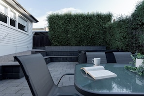 Outdoor dining - Charming Cottage Near the City with Parking (Launceston)