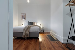 3 bedrooms, iron/ironing board, WiFi, bed sheets - Charming Cottage Near the City with Parking (Launceston)