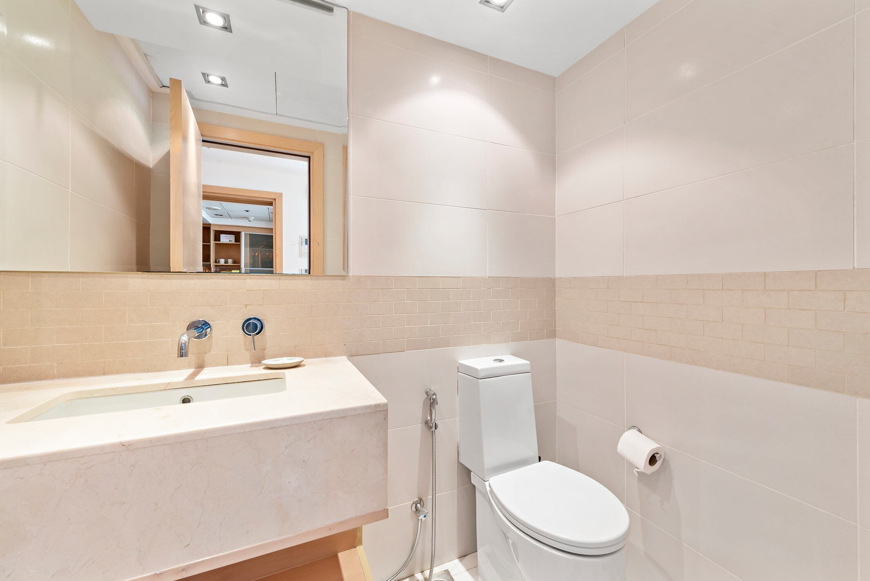Ein modernes Badezimmer mit Waschbecken, Toilette und Dusche.