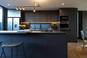 奢华别墅 | 私人厨房 | 冰箱、微波炉、烤箱、炉灶