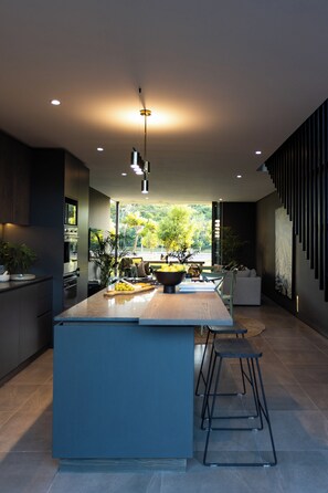 奢华别墅 | 私人厨房 | 冰箱、微波炉、烤箱、炉灶