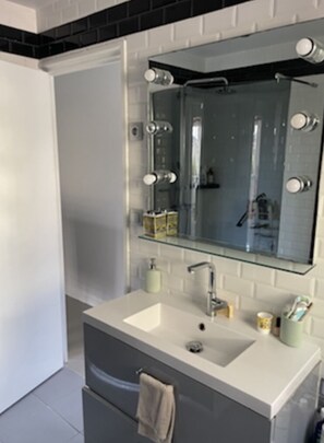 Shower, hair dryer, towels, soap - Maison de Calanques vue mer (Ensuès-la-Redonne)