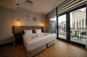 Panoramic Suite | Premium bedding, minibar, in-room safe, laptop workspace