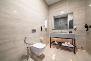 Family Suite | Bathroom | Shower, rainfall showerhead, designer toiletries, hair dryer