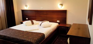 Standard Double Room | Minibar, iron/ironing board, free WiFi - Vila Ami (Constanta)