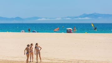 Vlak bij het strand, wit zand, 3 strandbars