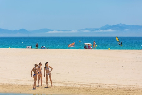 Una playa cerca, arena blanca, 3 bares en la playa