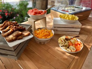 A breakfast buffet with various fruits and bread. - Dunas Tarifa (Tarifa)
