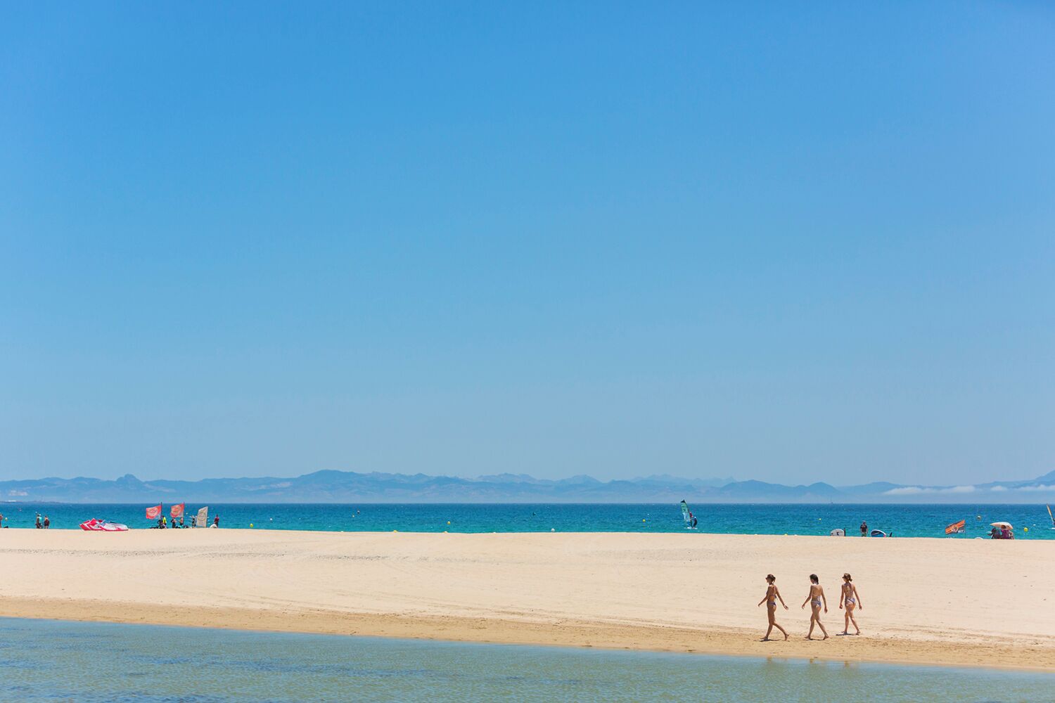 بالقرب من الشاطئ، رمال بيضاء، 3 من البارات على الشاطئ