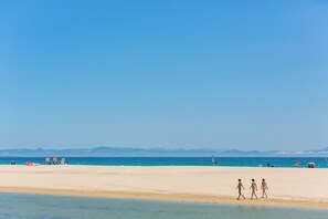 Una spiaggia nelle vicinanze, sabbia bianca, 3 bar sulla spiaggia