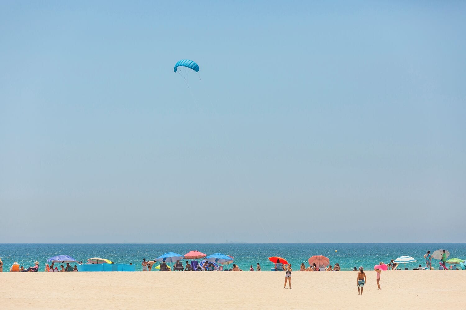 Una playa cerca, arena blanca, 3 bares en la playa