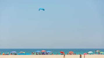 Una playa cerca, arena blanca, 3 bares en la playa