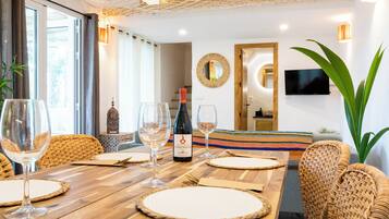 Villa | Privékeuken | Een koelkast met diepvriezer, een espressoapparaat, een waterkoker