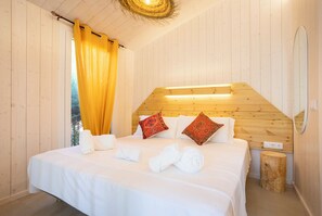 Bungalow – design | Sengetøy av topp kvalitet, dundyner og safe på rommet