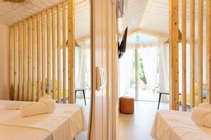 A room with two beds, a wooden partition, and a large window with curtains. - Dunas Tarifa (Tarifa)