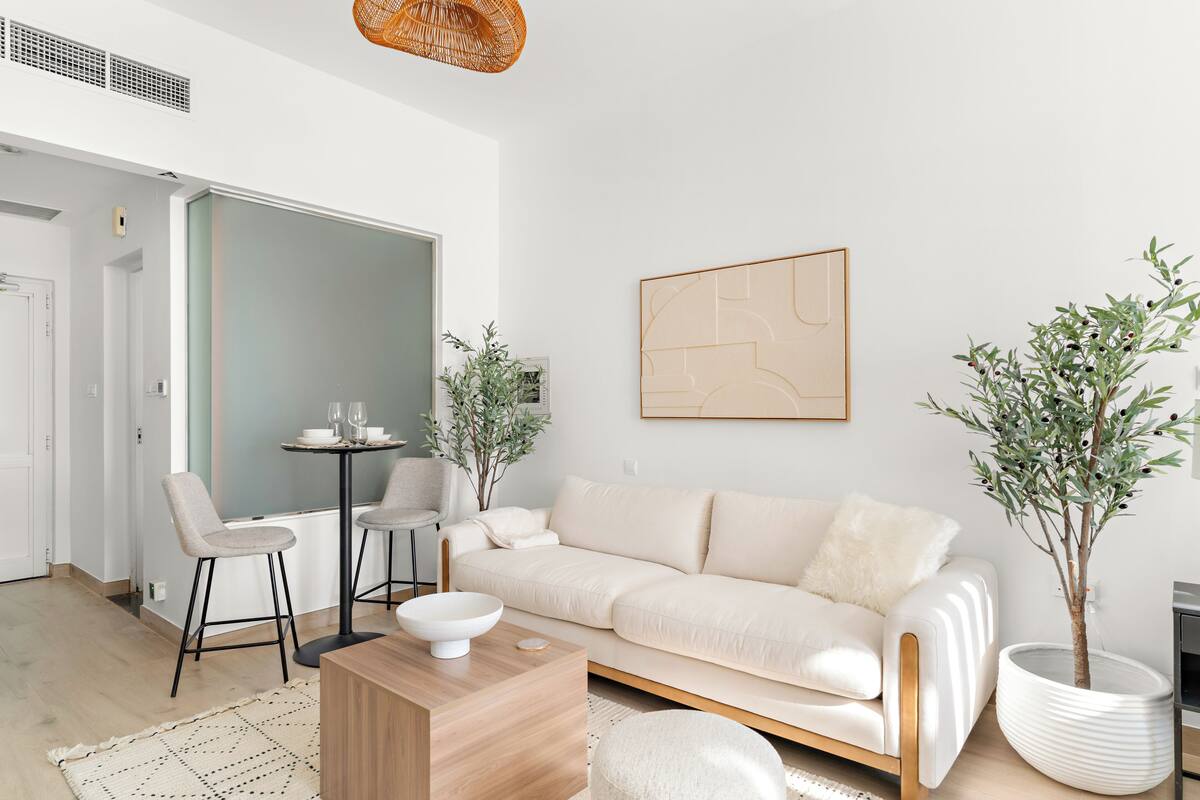 Studio – comfort | Oppholdsområde | En 50-tommers smart-TV med digitale kanaler