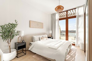 Egyptian cotton sheets, premium bedding, memory foam beds, in-room safe - Silkhaus Palm Views West, The Palm Jumeirah Dubai (Dubai)
