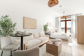 Comfort Studio | Living area | 50-inch Smart TV with digital channels - Silkhaus Palm Views West, The Palm Jumeirah Dubai (Dubai)