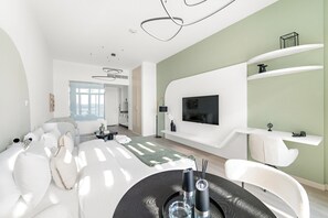 Panoramic Studio | Living area | 50-inch Smart TV with digital channels - Silkhaus Palm Views West, The Palm Jumeirah Dubai (Dubai)