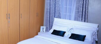 Lovely 3 bedroom apartment, with wifi , free parking and Netflix
