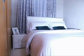 3 bedrooms, WiFi, bed sheets - Lovely 3 bedroom apartment, with wifi , free parking and Netflix
 (Kisii)