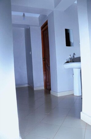 Shower, towels, soap, toilet paper - Lovely 3 bedroom apartment, with wifi , free parking and Netflix
 (Kisii)
