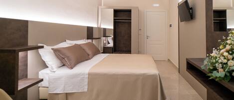 Habitación cuádruple clásica | Sábanas italianas Frette, ropa de cama de alta calidad y minibar