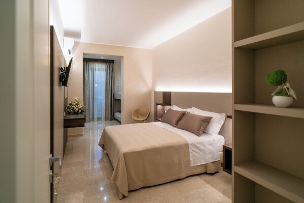 Classic-Vierbettzimmer | Italienische Bettbezüge von Frette, hochwertige Bettwaren, Minibar