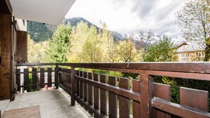 A wooden balcony with a view of mountains and trees. - Apartment with balcony, parking and pets allowed in Chamonix (Chamonix-Mont-Blanc)