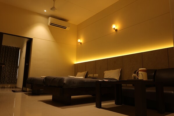 Deluxe Room | Free WiFi - Hotel Galaxy Deluxe (Jalna)