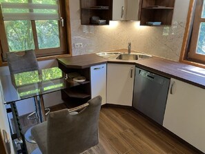Réfrigérateur, un four, surface de cuisson, lave-vaisselle