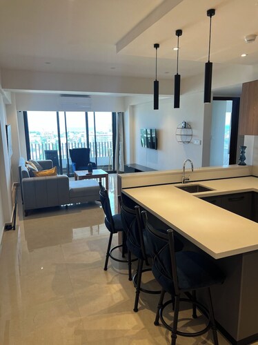 Oceanview City Apt Urban Retreat