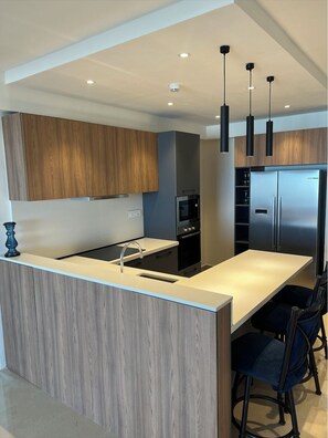 ثلاجة، ميكروويف، فرن، موقد طهي مسطح