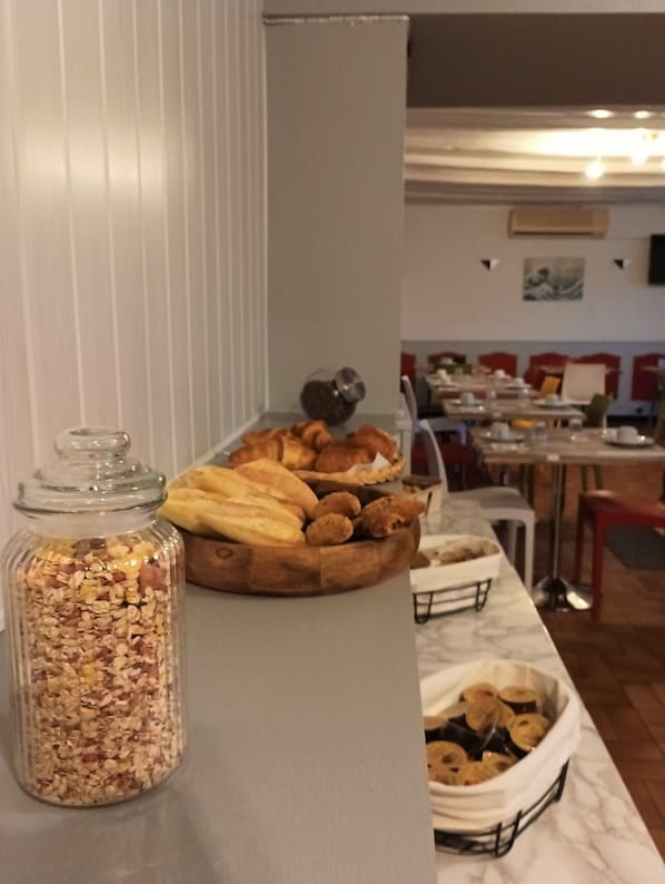 Café da manhã com buffet todos os dias (EUR 12 por pessoa)