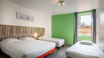 Escritorio, cortinas blackout, wifi gratis y ropa de cama
