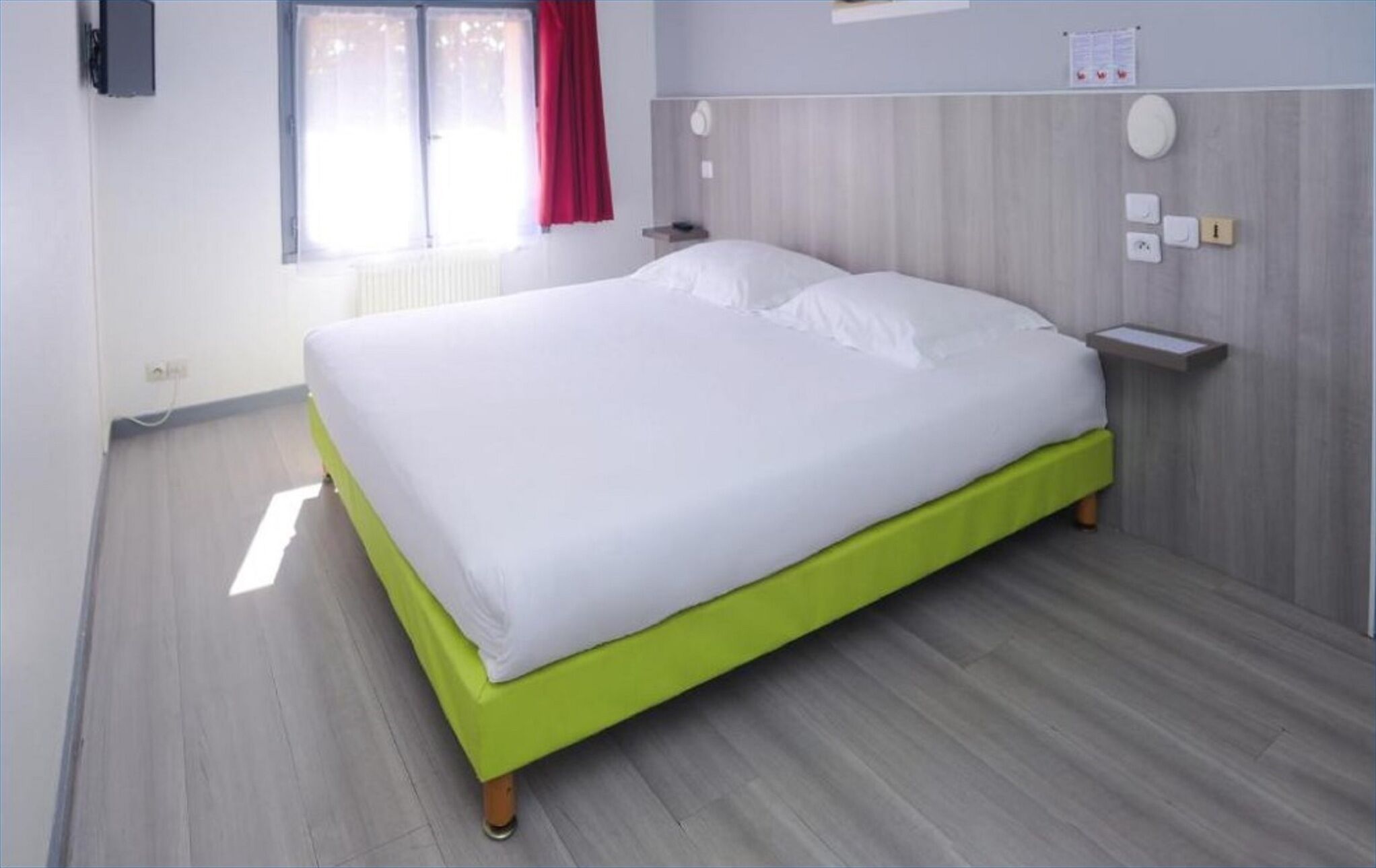 Escritorio, cortinas blackout, wifi gratis y ropa de cama 