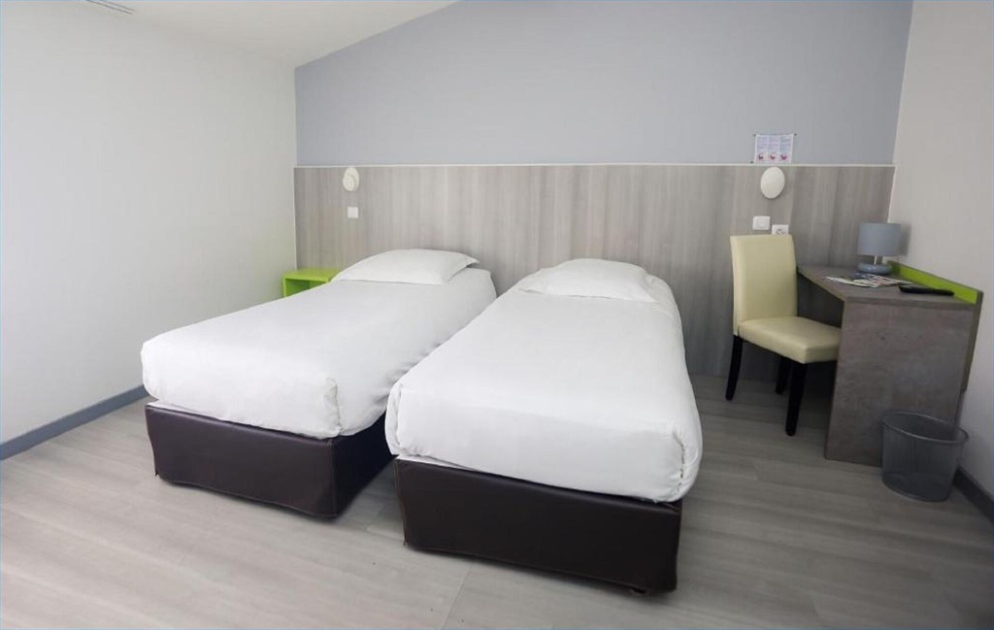 Escritorio, cortinas blackout, wifi gratis y ropa de cama 