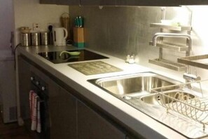 Fridge, microwave, oven, stovetop - Stunning 1-bed Apartment in Bradford (Bradford)