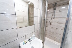 Estúdio | Banheiro | Chuveiro, secador de cabelo, toalhas de banho 