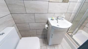 Studio | Kamar mandi | Shower, pengering rambut, dan handuk