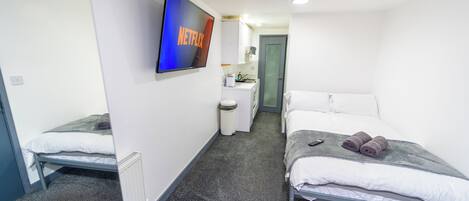 واي فاي مجانًا وملاءات أسرّة