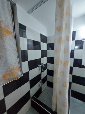 Håndklær, såpe, sjampo og toalettpapir